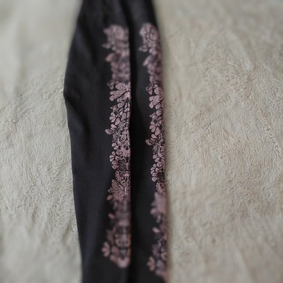 Fabletics Seamless Knit Butterfly High Waisted Leggings Gray Pink - Picture 3 of 4